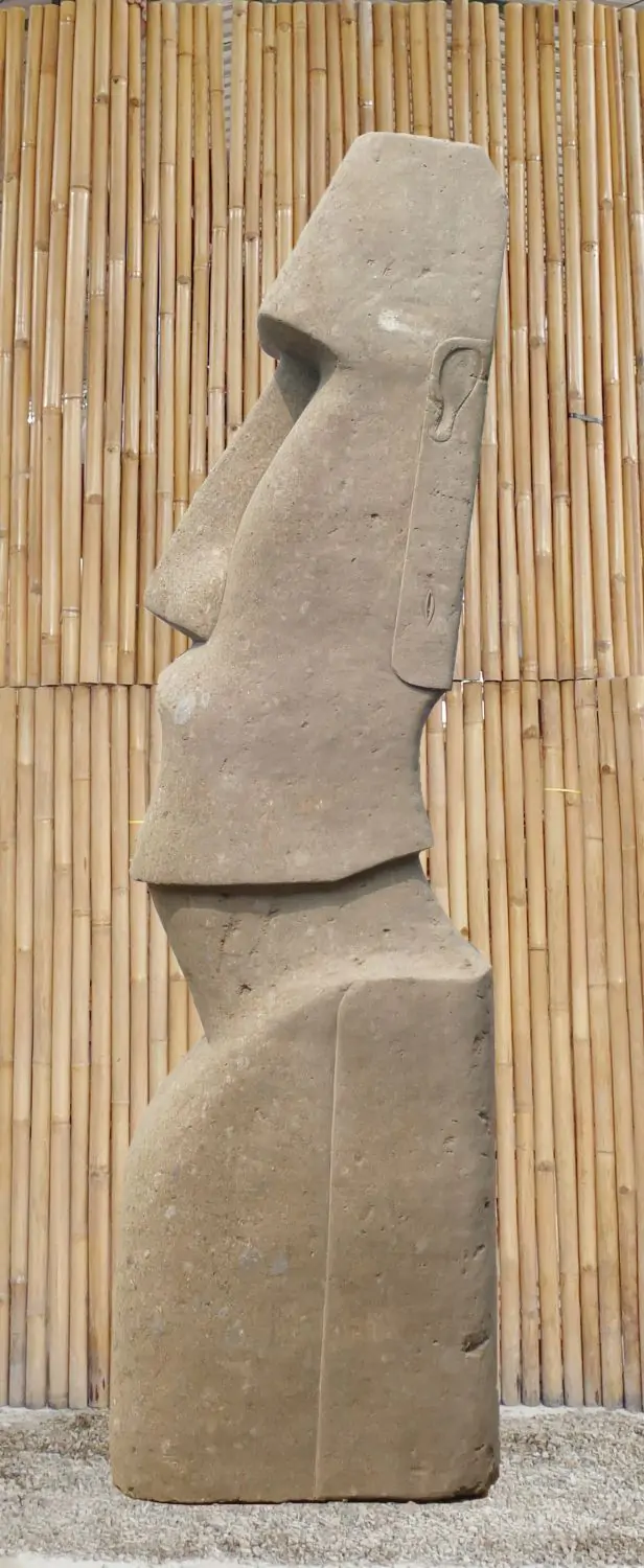  Product image 6 of the product “Moai head, 300 cm H | Natural stone (Basanit), stonemasonry ”